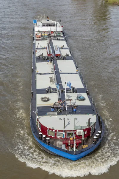 Navire de fret sur le Rhin à Coblence transporte des marchandises le long de la — Photo