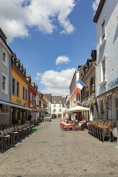 Улица с ресторанами и магазинами в старом городе Saarlouis на ми — стоковое фото