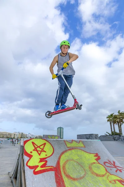 Chico saltando en el parque de skate sobre una rampa —  Fotos de Stock