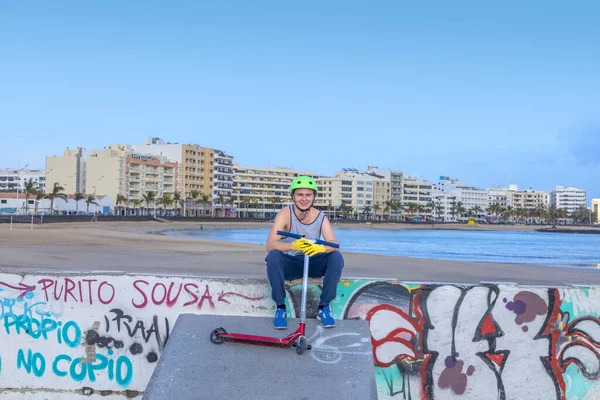 Chico saltando en el parque de skate sobre una rampa — Foto de Stock