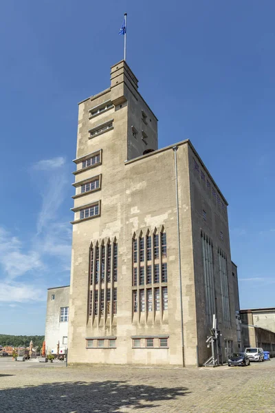 La tour Becker en béton était l'ancien lieu de production centenaire — Photo