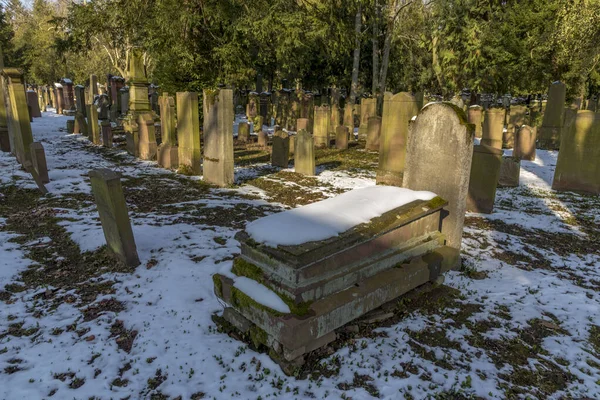 Tombstone sur le vieux cimetière juif de Francfort à l'appel — Photo