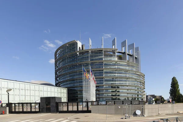 Moderne Architektur des Europäischen Unionsparlaments mit Fahnen von m — Stockfoto