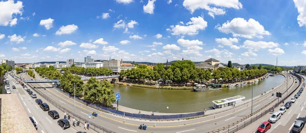 Panorama uitzicht op de skyline van Saarbruecken met rivier de saar en pro — Stockfoto