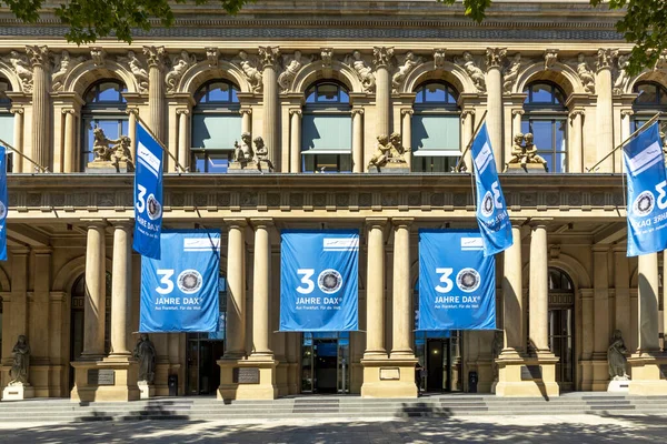 Fachada de bolsa con banderas para celebrar 30 años de Sto — Foto de Stock