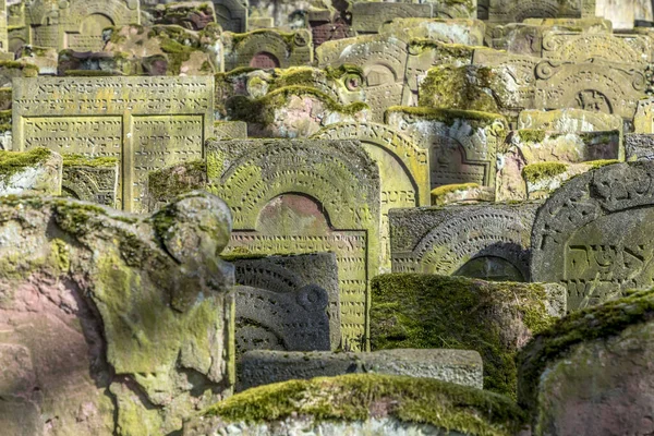 Tombstone sur le vieux cimetière juif de Francfort à l'appel — Photo