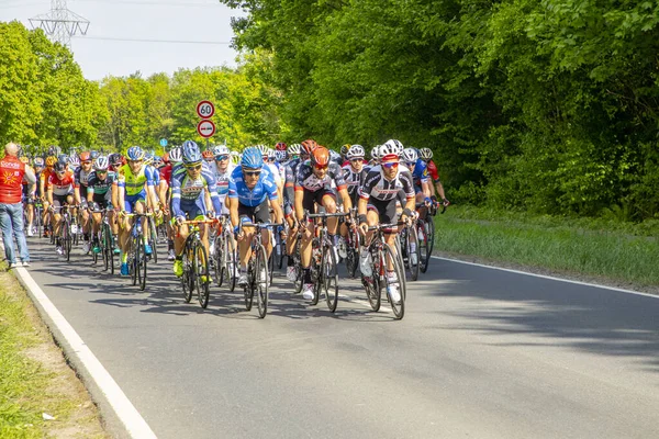 Cyklista na slavném závodě Frankfurt - Eschborn ve Schwalbu — Stock fotografie