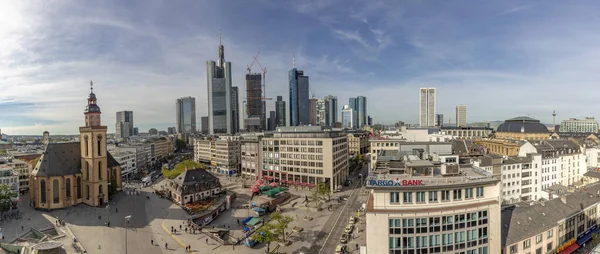 Uitzicht op wolkenkrabber centrum Frankfurt onder blauwe hemel — Stockfoto