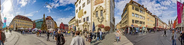 People visit the pedestrian zone  in Wuerzburg — Stock Photo, Image