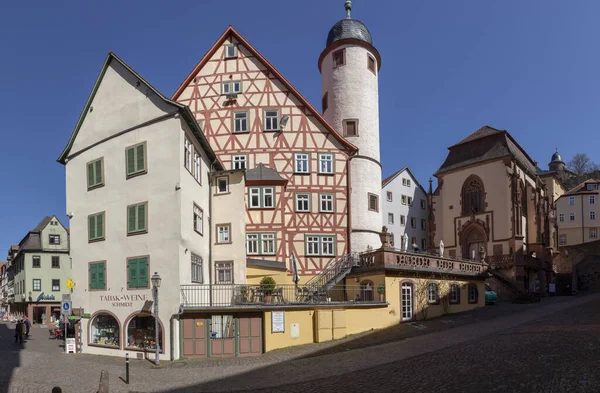 People visit the pedestrian zone of the scenic medieval village — Stock Photo, Image