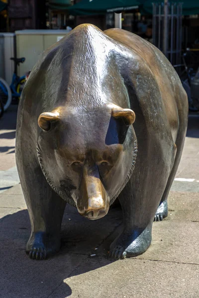 Bear and Bull escultura em frente à Bolsa de Valores de Frankfurt bu — Fotografia de Stock