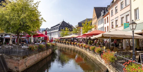 Centrum av Saarburg med bäck och restauranger på promen — Stockfoto