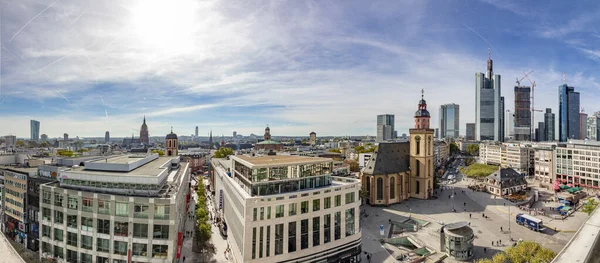 Blick auf Wolkenkratzer in der Frankfurter Innenstadt unter blauem Himmel — Stockfoto