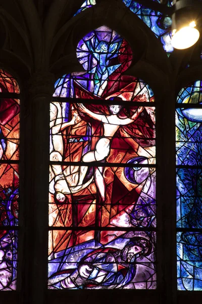 Mar 'ın çizdiği Saint Etienne katedralinin vitraylı penceresi. — Stok fotoğraf