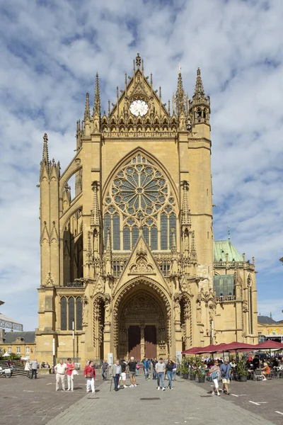 La gente visita en el día de la fiesta de Mirabeau la catedral o —  Fotos de Stock