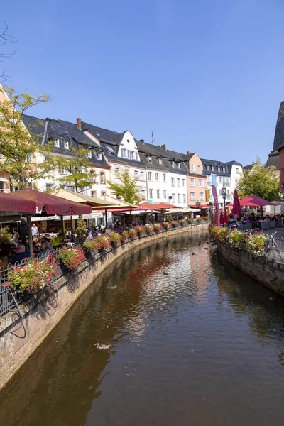 Innenstadt der Saarburg mit Bach und Gaststätten an der Promenade — Stockfoto