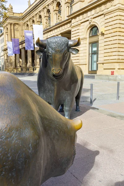 Bear and Bull escultura em frente à Bolsa de Valores de Frankfurt bui — Fotografia de Stock