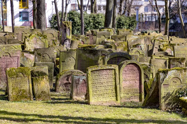 Náhrobek na starý židovský hřbitov ve Frankfurtu na tak volání — Stock fotografie