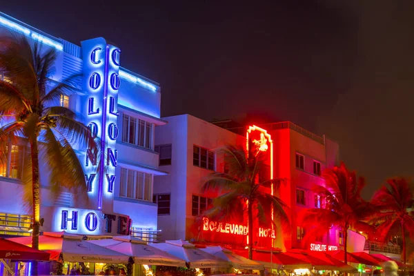 View along Ocean Drive along South Beach Miami in the historic A — Stock Photo, Image