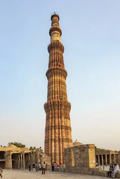 People visit Qutb Minar, Delhi, the worlds tallest brick built m — Stock Photo, Image
