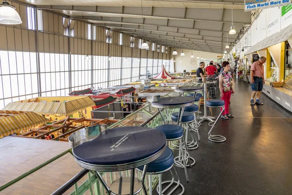 Les gens aiment faire du shopping et manger dans la Kleinmarkthalle à Frank — Photo