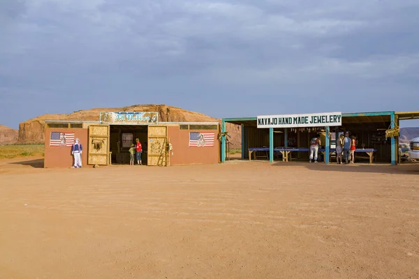 At John Fords point in the monument valley indians sell refreshm — Stock Photo, Image