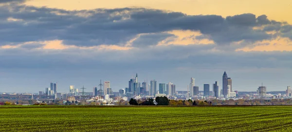 Şafakta Frankfurt 'un ufuk çizgisi — Stok fotoğraf