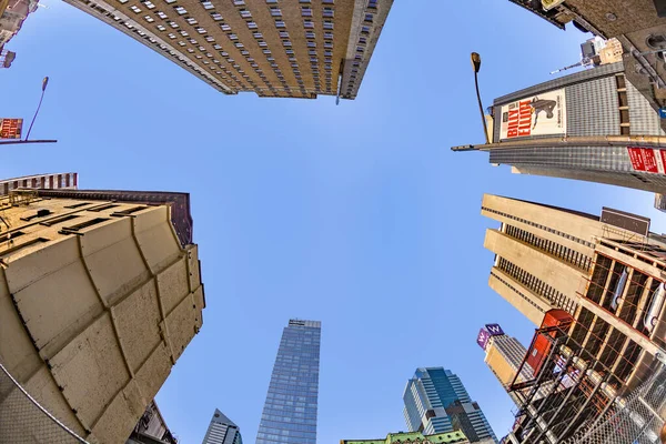 Pencakar langit besar di jalan-jalan sempit — Stok Foto