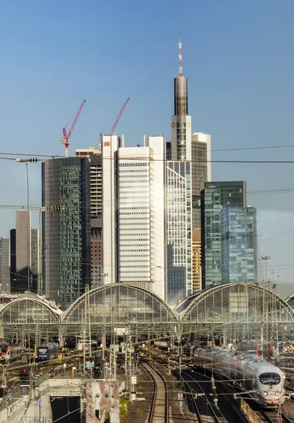 Vista cenica alla stazione ferroviaria principale di Francoforte con skyline — Foto Stock