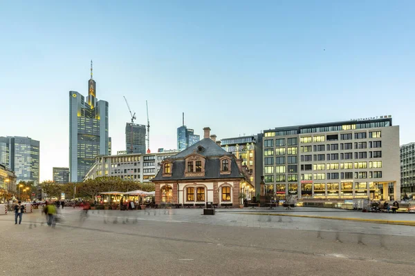 Malebné panorama Frankfurtu nad Mohanem s mrakodrapem ve večerních hodinách — Stock fotografie