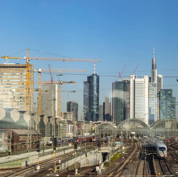 Vista panorámica a la estación principal de tren de Frankfurt con horizonte —  Fotos de Stock