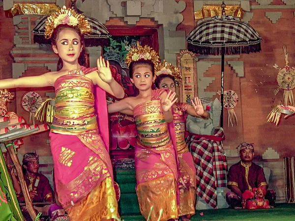 Dancer is performing an indonesian dance potpurri for tourists — Stock Photo, Image