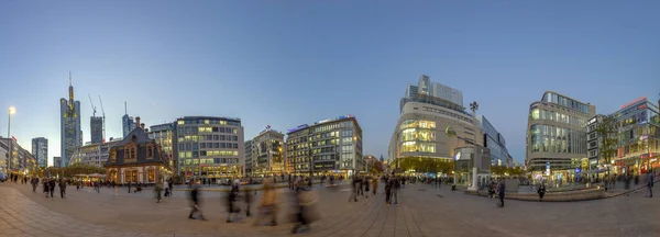 Schilderachtige skyline van Frankfurt am Main met wolkenkrabber in de eveni — Stockfoto