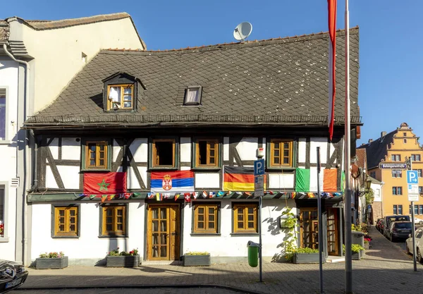 Tarihi Frankfurt-Hoechst kasabası yarım keresteli eviyle — Stok fotoğraf