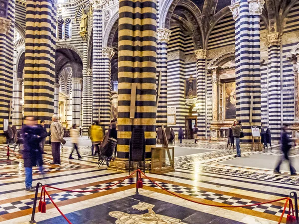 Люди посещают знаменитый Сиенский собор, Тоскана, Италия — стоковое фото