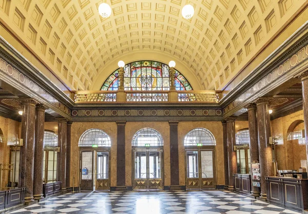 Wiesbaden 'deki eski Kurhaus' un içinde. — Stok fotoğraf