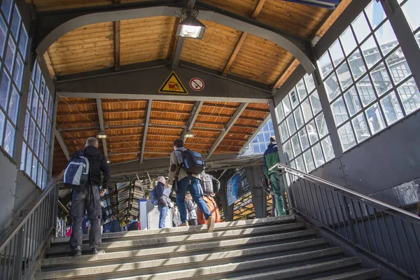 As pessoas se apressam na estação central de Berlins s-Bahn em Friedrichstras — Fotografia de Stock