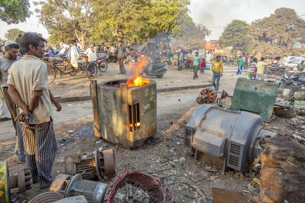 Pessoas no forno, derretendo peças sobressalentes da máquina velha para obter c — Fotografia de Stock