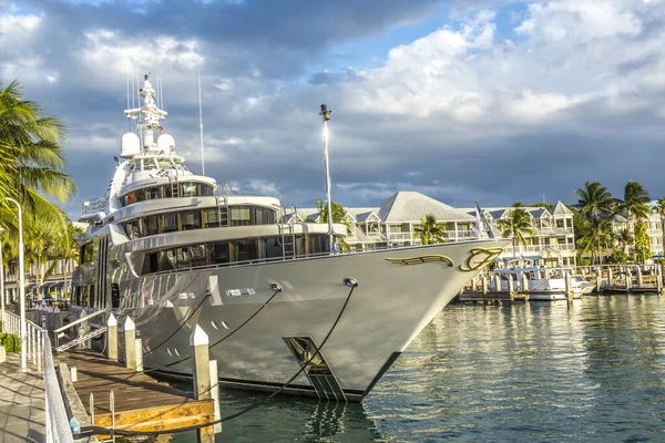 Båtankare vid piren vid Mallory Square i Key West — Stockfoto