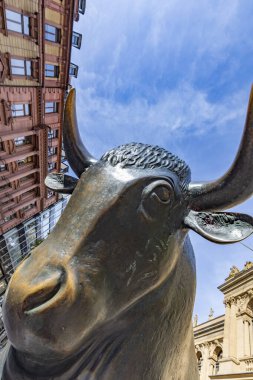 Frankfurt Borsa Binası önünde boğa heykeli. Th