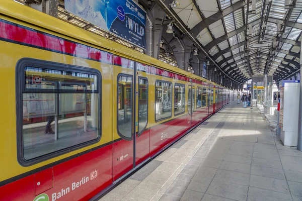 Mensen haasten zich bij Berlins centraal s-Bahn station in Friedrichstras — Stockfoto