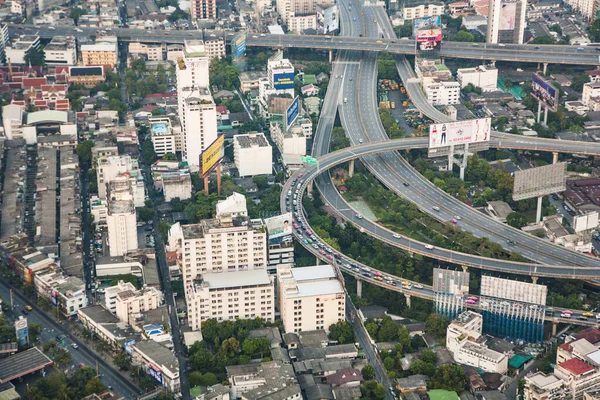 Vue aérienne de la skyline de Bangkok avec autoroute et ponts — Photo