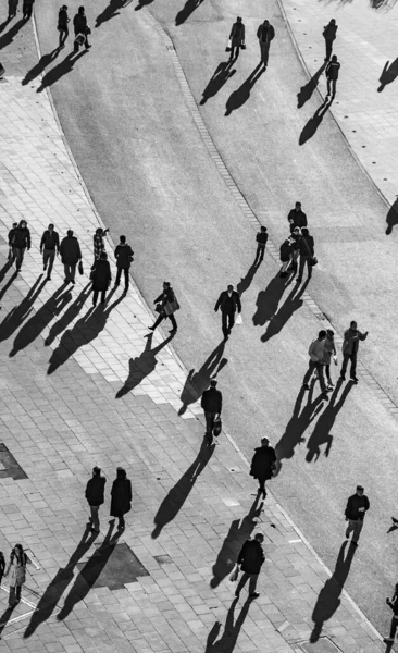 La gente cammina lungo lo Zeil a Francoforte — Foto Stock