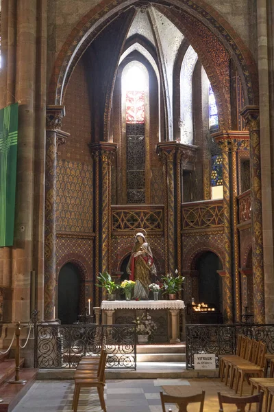 Selestat 'ta renkli pencereleri olan St. Faiths kilisesinde. — Stok fotoğraf