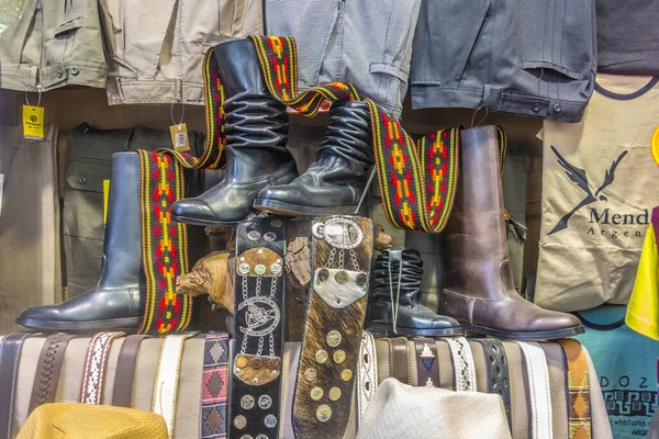 Cowboylaarzen en -uitrusting in een winkel in Mendoza, Argentinië. Vaartuig — Stockfoto