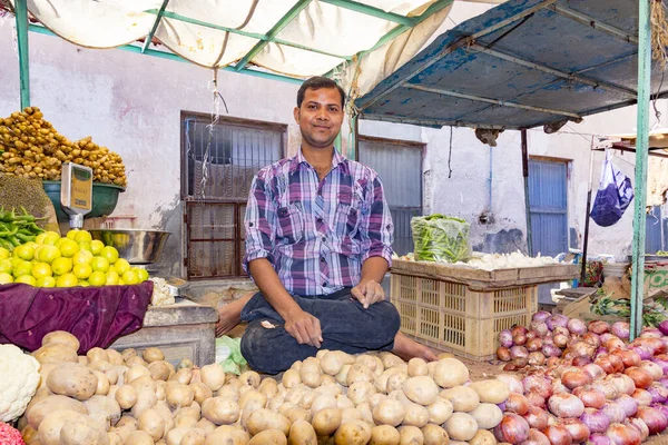 Les gens vendent leurs fruits et légumes frais sur le marché extérieur — Photo