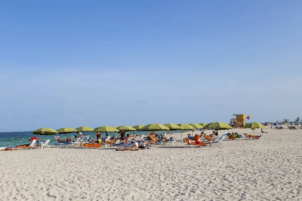 Personnes au bord de la mer à South Beach, Miami — Photo
