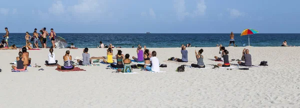 Personnes au bord de la mer à South Beach, Miami — Photo