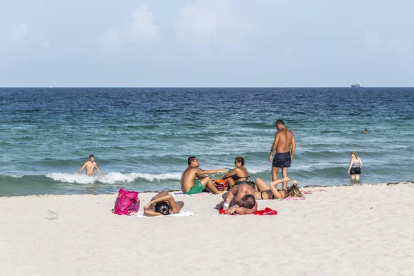 Insanlar miami south Beach, Deniz kenarındaki — Stok fotoğraf