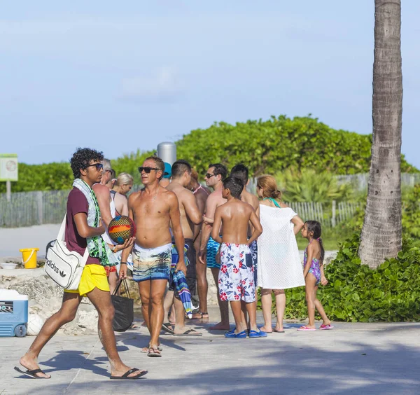 Människor promenad längs strandpromenaden vid ocean drive i south beach — Stockfoto